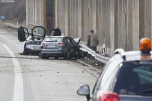 04.04.2015, Autobbahn A72 , Gegen 11:45 ereignete sich auf der A4 in Fahrtrichtung Stollberg zwischen Chemnitz  Süd und Stollberg Nord Ein Verkehrs Unfall zwischen einem Audi und einem BMW I8 (Supersportwagen kostet Neu zwischen 130000 und 150000 EUR). Der Audi Fahrer wechselte von der Rechten auf die linke Fahrbahn und übersah dabei den heran nahenden BMW I8 welcher dann auf den Audi auffuhr. Für die zuhilfe gerufene Feuerwehr Chemnitz galt besondere Vorsicht da es sich bei dem BMW i8 um ein Hybridfahrzeug handelt welches einen Otto und einen E-Motor hat. Mehr infos über Verletzte Über PD Chemnitz/Erzgebirge  , Jan Härtel- Bommel, Tschaikowskistrasse 47,09130 Chemnitz, Tel: 01723587656 ,Sparkasse Chemnitz,,IBAN		BIC	 DE37870500004526040610	CHEKDE81XXX ,Weiterverkauf an Dritte nicht erlaubt!